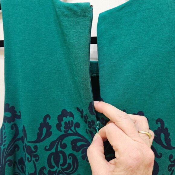 Lands' End Women's Green Damask Print Sleeveless Sheath Dress Size 12 - Picture 6 of 9